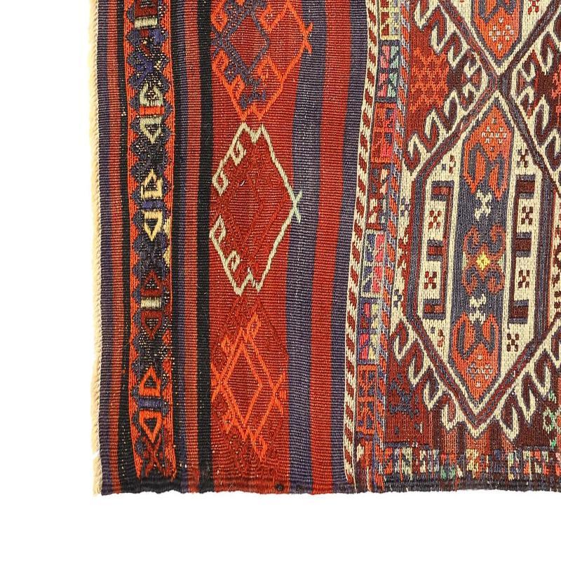 Descubre la elegancia de las alfombras turcas Kilim. Diseñado con meticulosa atención al detalle, este diseño exclusivo es perfecto para realzar tu espacio.