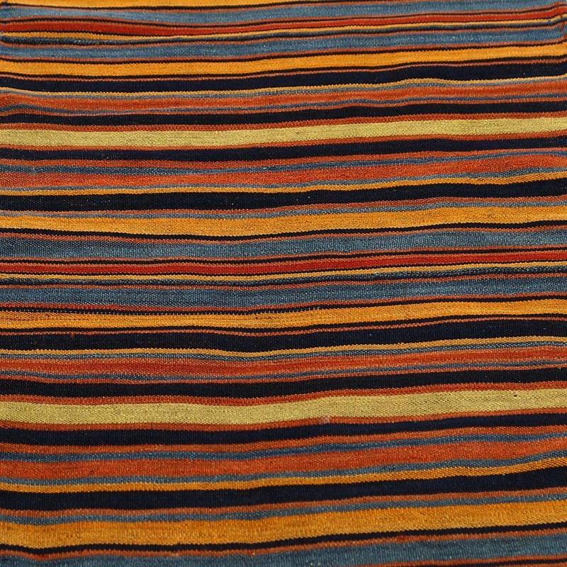 Découvrez l'élégance des tapis Rug & Kilim de Turquie. Conçu avec une attention méticuleuse aux détails, ce design exclusif est parfait pour mettre en valeur votre espace.