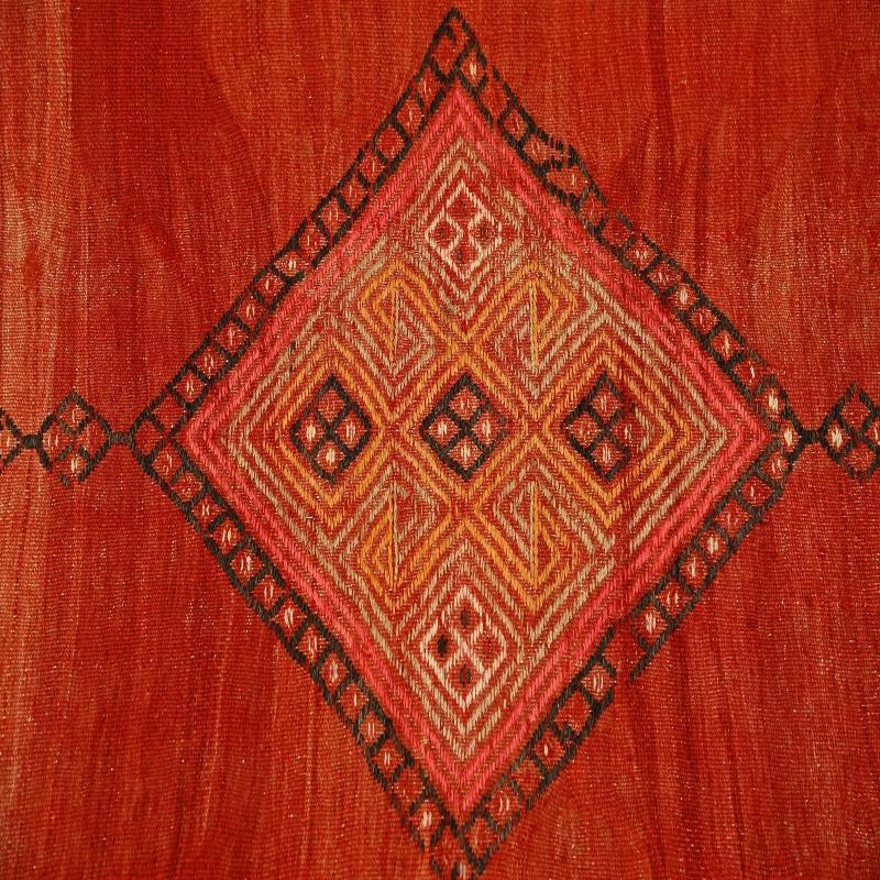 Entdecken Sie die Eleganz der türkischen Kilims mit Teppichen. Dieses exklusive Design, das mit viel Liebe zum Detail entworfen wurde, ist perfekt, um Ihren Raum zu verschönern.