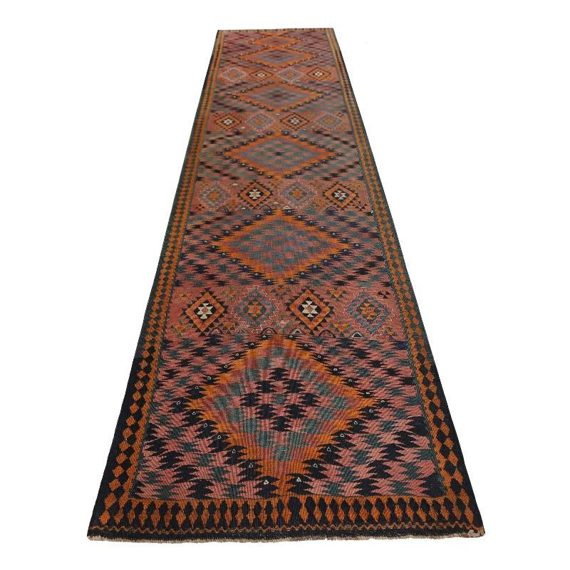 Entdecken Sie die Eleganz der türkischen Kilims mit Teppichen. Dieses exklusive Design, das mit viel Liebe zum Detail entworfen wurde, ist perfekt, um Ihren Raum zu verschönern.