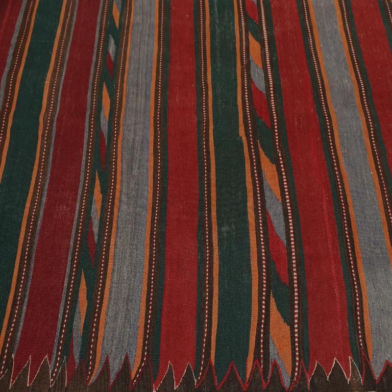 Scopri l'eleganza dei Rug & Kilim della Turchia. Progettato con una meticolosa attenzione ai dettagli, questo design esclusivo è perfetto per valorizzare il tuo spazio.