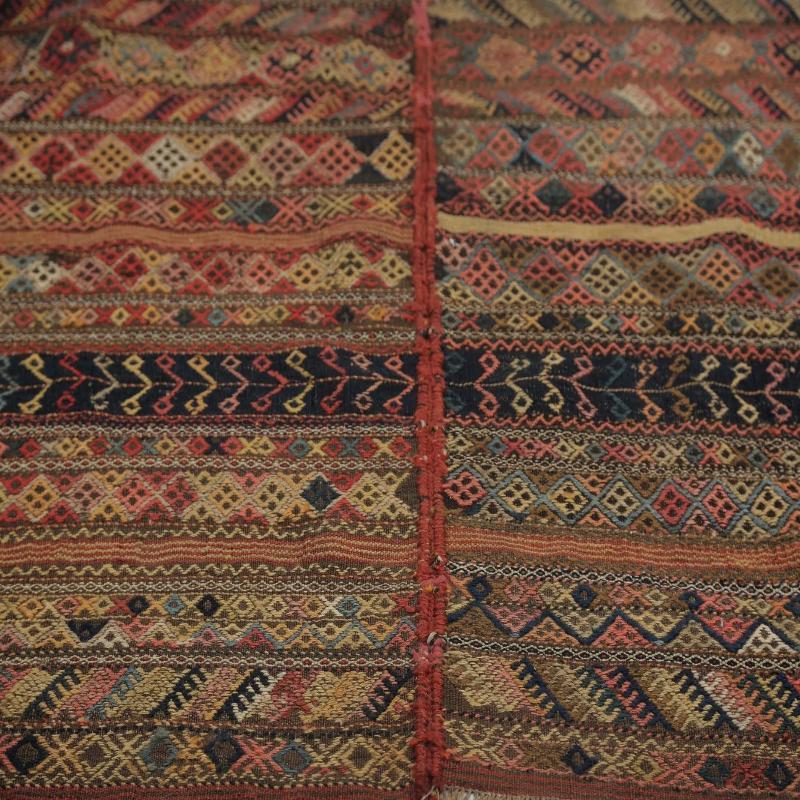 Découvrez l'élégance des tapis Rug & Kilim de Turquie. Conçu avec une attention méticuleuse aux détails, ce design exclusif est parfait pour mettre en valeur votre espace.