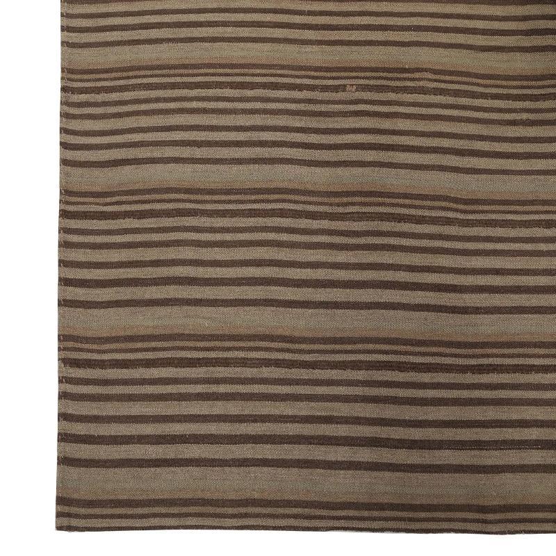 Scopri l'eleganza dei Rug & Kilim della Turchia. Progettato con una meticolosa attenzione ai dettagli, questo design esclusivo è perfetto per valorizzare il tuo spazio.