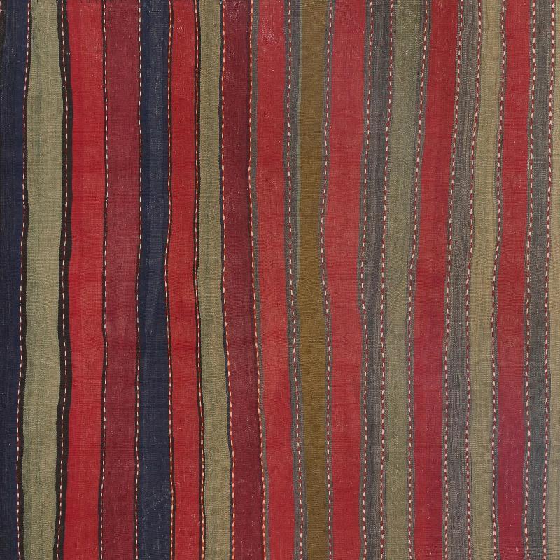 Entdecken Sie die Eleganz der türkischen Kilims mit Teppichen. Dieses exklusive Design, das mit viel Liebe zum Detail entworfen wurde, ist perfekt, um Ihren Raum zu verschönern.