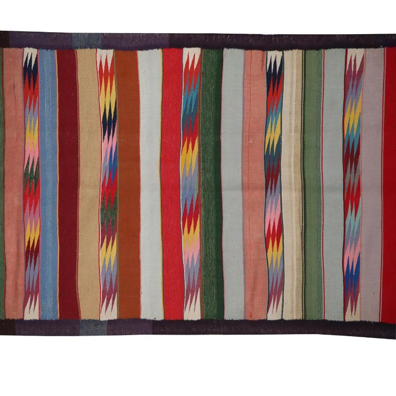 Découvrez l'élégance des tapis Rug & Kilim de Turquie. Conçu avec une attention méticuleuse aux détails, ce design exclusif est parfait pour mettre en valeur votre espace.