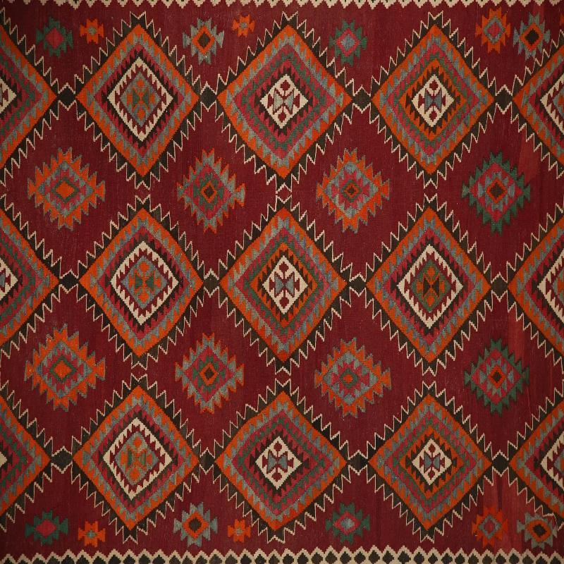 Scopri l'eleganza dei Rug & Kilim della Turchia. Progettato con una meticolosa attenzione ai dettagli, questo design esclusivo è perfetto per valorizzare il tuo spazio.