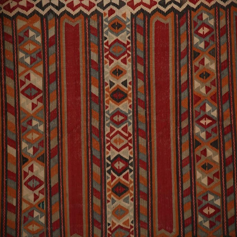 Scopri l'eleganza dei Rug & Kilim della Turchia. Progettato con una meticolosa attenzione ai dettagli, questo design esclusivo è perfetto per valorizzare il tuo spazio.