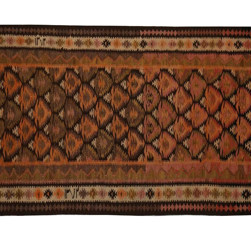 Scopri l'eleganza dei Rug & Kilim della Turchia. Progettato con una meticolosa attenzione ai dettagli, questo design esclusivo è perfetto per valorizzare il tuo spazio.