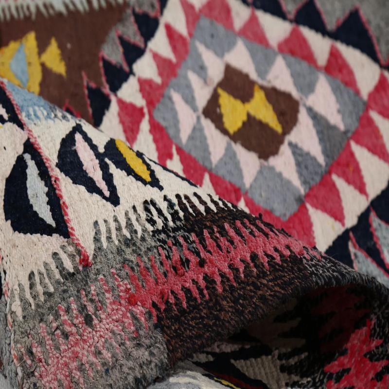 Entdecken Sie die Eleganz der türkischen Kilims mit Teppichen. Dieses exklusive Design, das mit viel Liebe zum Detail entworfen wurde, ist perfekt, um Ihren Raum zu verschönern.