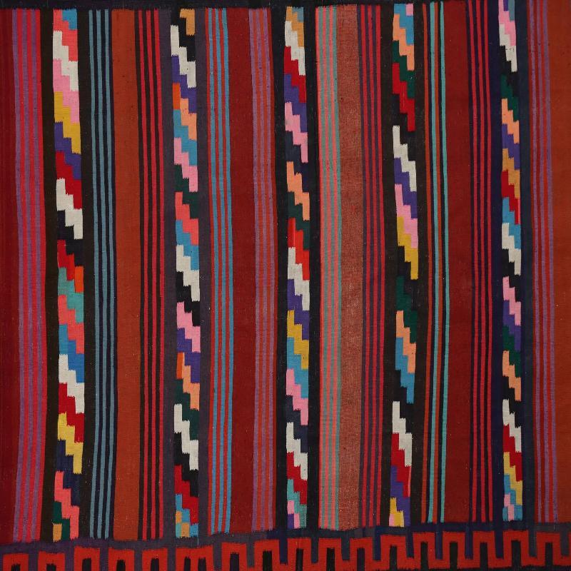 Descubre la elegancia de las alfombras turcas Kilim. Diseñado con meticulosa atención al detalle, este diseño exclusivo es perfecto para realzar tu espacio.
