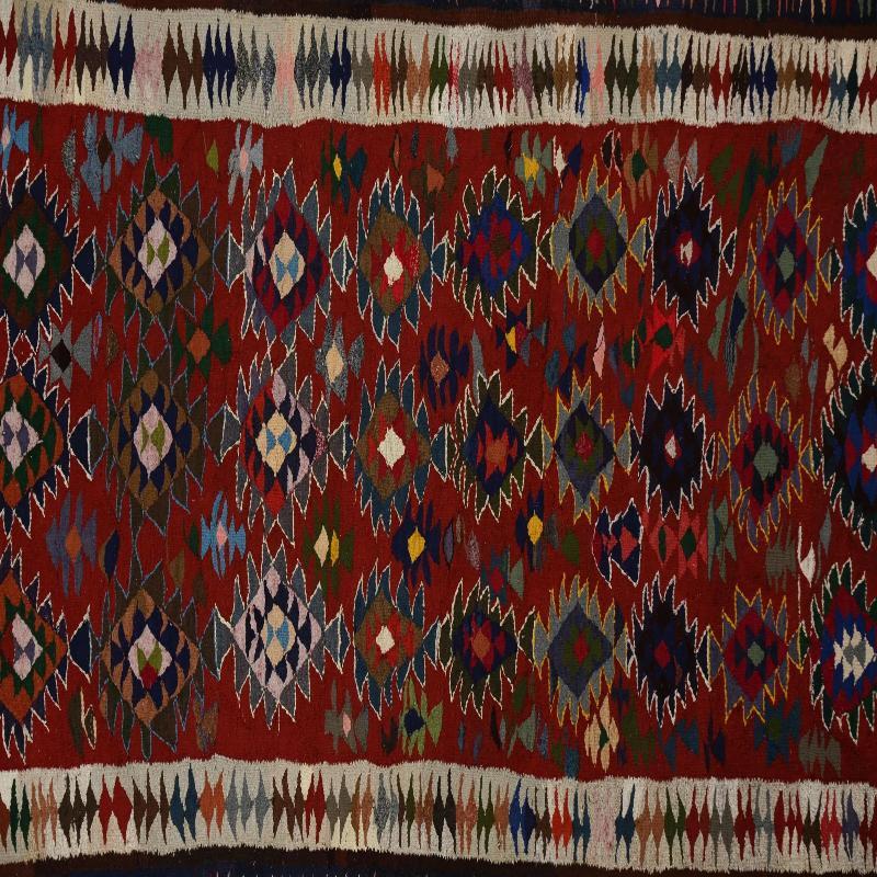 Découvrez l'élégance des tapis Rug & Kilim de Turquie. Conçu avec une attention méticuleuse aux détails, ce design exclusif est parfait pour mettre en valeur votre espace.