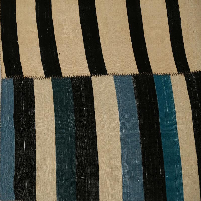 Découvrez l'élégance des tapis Rug & Kilim de Turquie. Conçu avec une attention méticuleuse aux détails, ce design exclusif est parfait pour mettre en valeur votre espace.