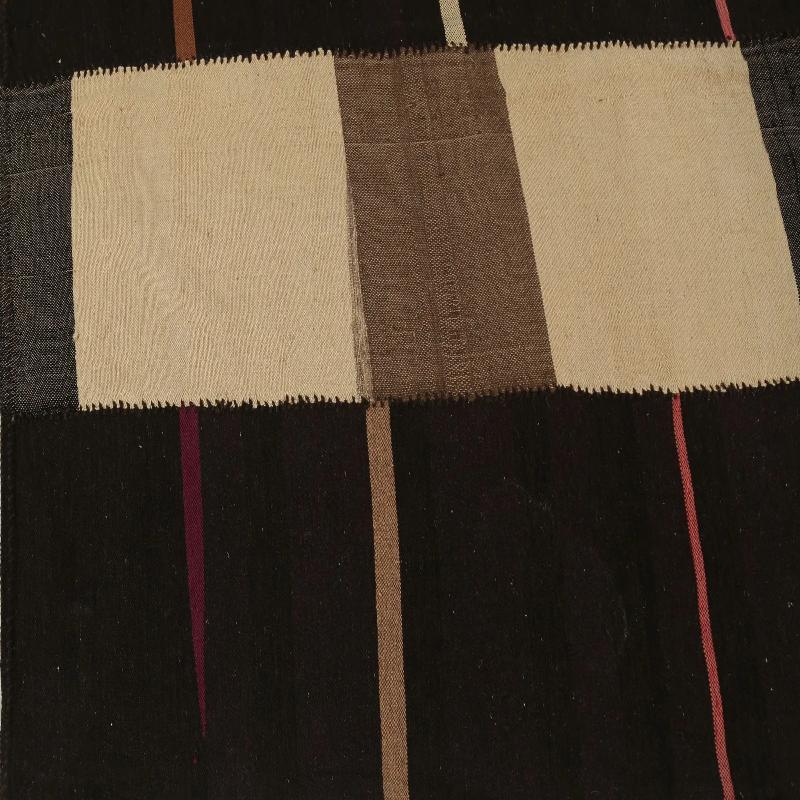 Entdecken Sie die Eleganz der türkischen Kilims mit Teppichen. Dieses exklusive Design, das mit viel Liebe zum Detail entworfen wurde, ist perfekt, um Ihren Raum zu verschönern.