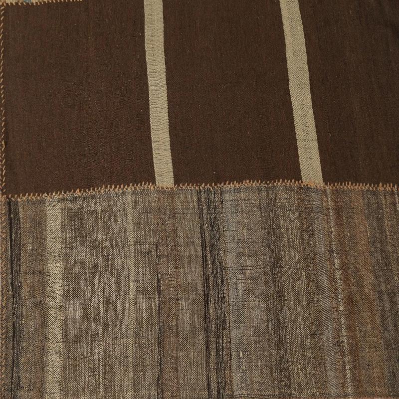 Entdecken Sie die Eleganz der türkischen Kilims mit Teppichen. Dieses exklusive Design, das mit viel Liebe zum Detail entworfen wurde, ist perfekt, um Ihren Raum zu verschönern.
