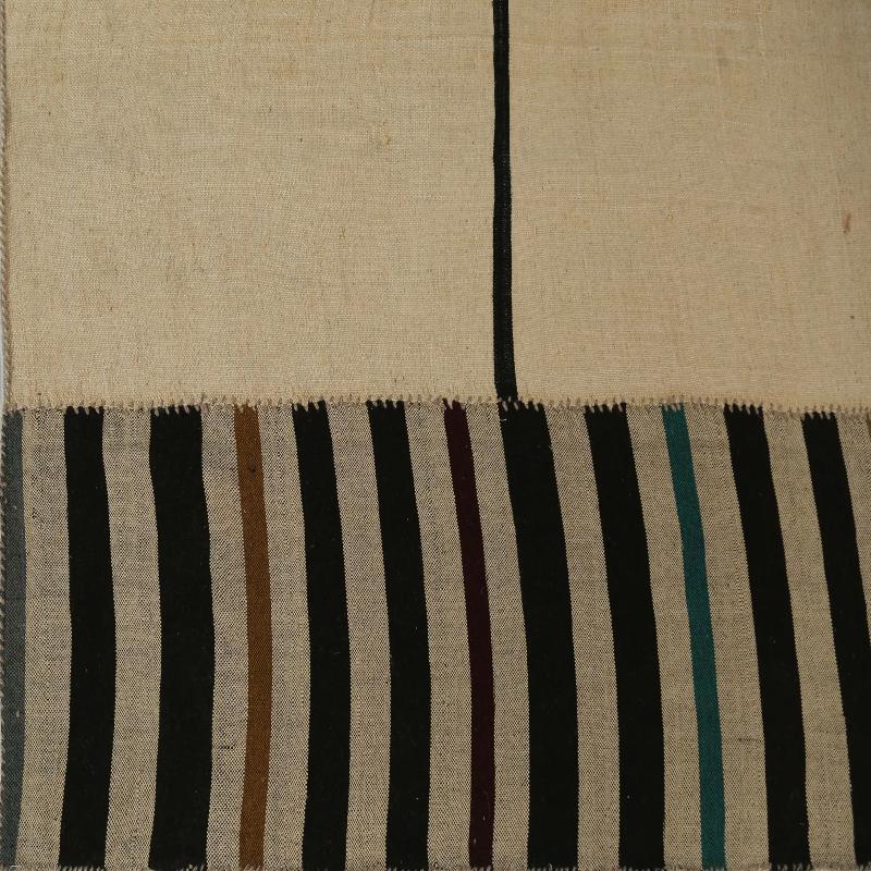 Entdecken Sie die Eleganz der türkischen Kilims mit Teppichen. Dieses exklusive Design, das mit viel Liebe zum Detail entworfen wurde, ist perfekt, um Ihren Raum zu verschönern.