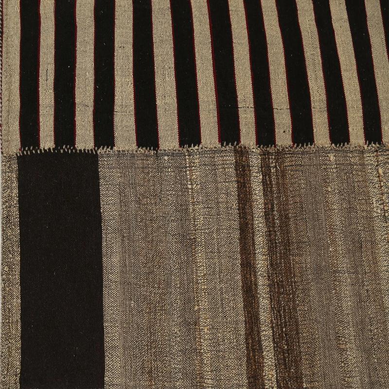 Entdecken Sie die Eleganz der türkischen Kilims mit Teppichen. Dieses exklusive Design, das mit viel Liebe zum Detail entworfen wurde, ist perfekt, um Ihren Raum zu verschönern.