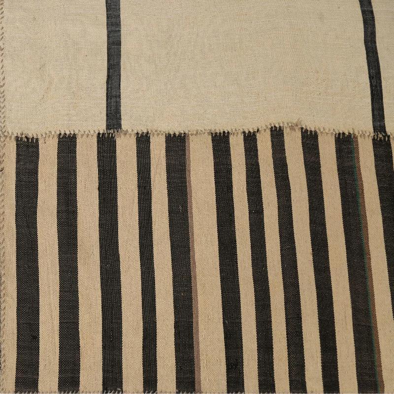 Entdecken Sie die Eleganz der türkischen Kilims mit Teppichen. Dieses exklusive Design, das mit viel Liebe zum Detail entworfen wurde, ist perfekt, um Ihren Raum zu verschönern.