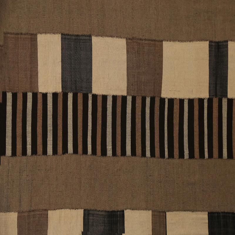 Découvrez l'élégance des tapis Rug & Kilim de Turquie. Conçu avec une attention méticuleuse aux détails, ce design exclusif est parfait pour mettre en valeur votre espace.
