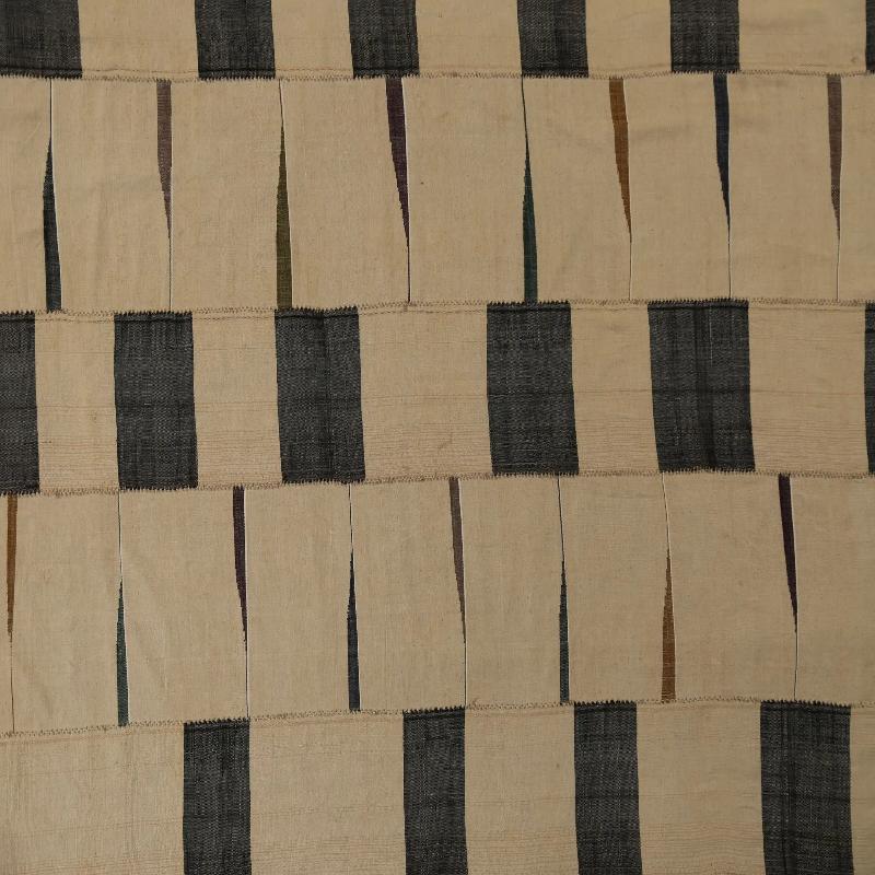 Découvrez l'élégance des tapis Rug & Kilim de Turquie. Conçu avec une attention méticuleuse aux détails, ce design exclusif est parfait pour mettre en valeur votre espace.