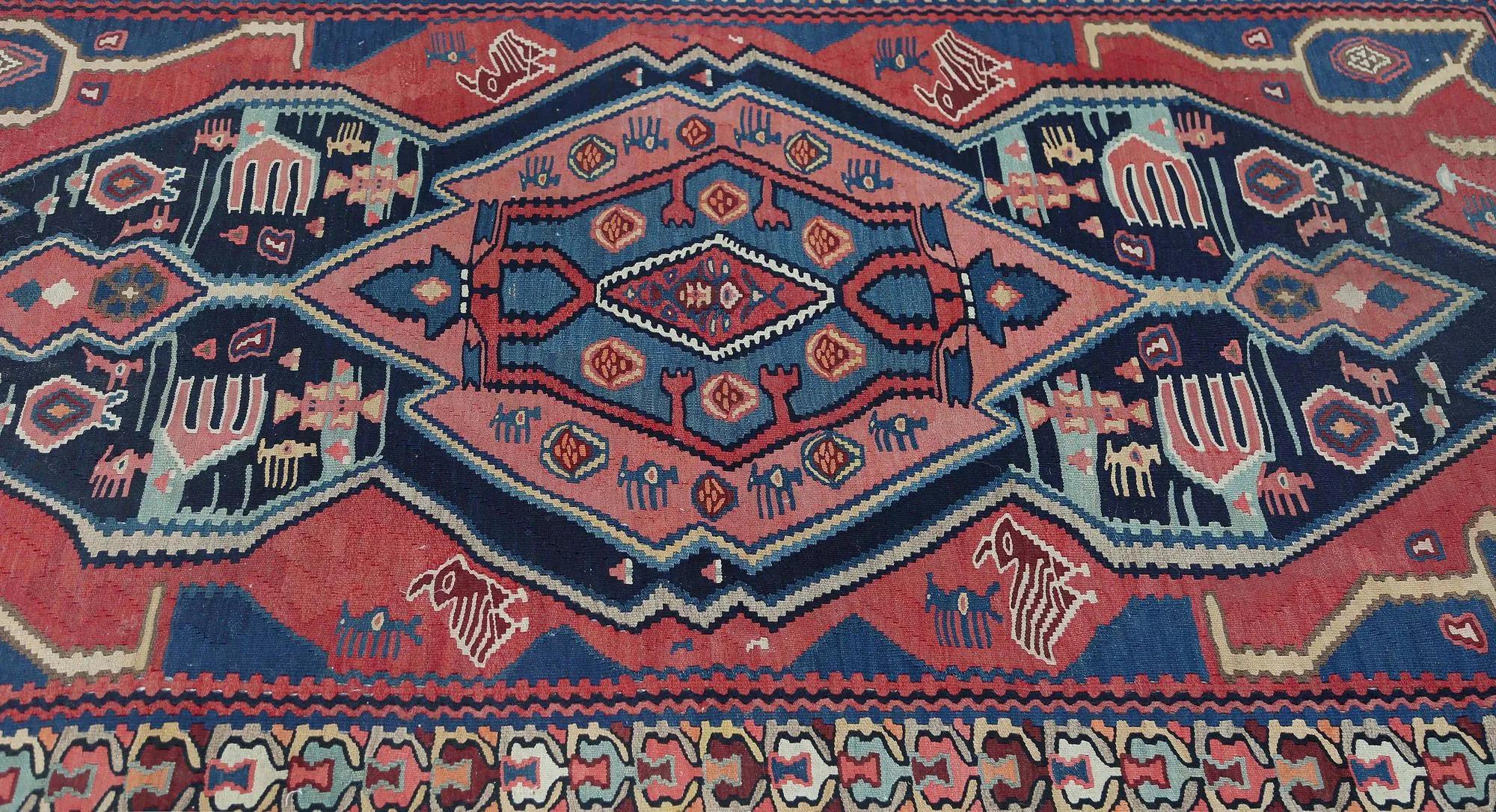 Entdecken Sie die Eleganz der türkischen Kilims mit Teppichen. Dieses exklusive Design, das mit viel Liebe zum Detail entworfen wurde, ist perfekt, um Ihren Raum zu verschönern.