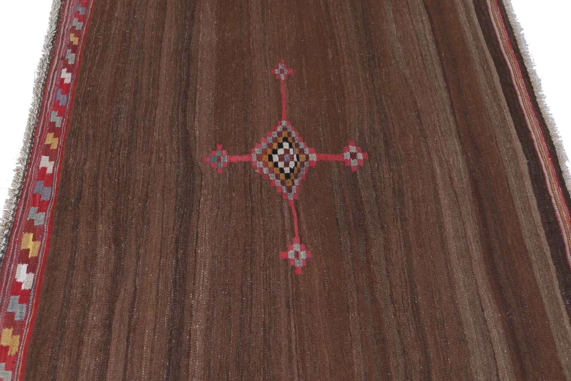 Découvrez l'élégance des tapis Rug & Kilim de Turquie. Conçu avec une attention méticuleuse aux détails, ce design exclusif est parfait pour mettre en valeur votre espace.