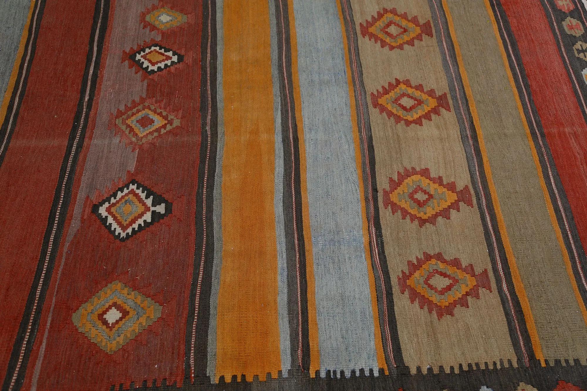 Entdecken Sie die Eleganz der türkischen Kilims mit Teppichen. Dieses exklusive Design, das mit viel Liebe zum Detail entworfen wurde, ist perfekt, um Ihren Raum zu verschönern.