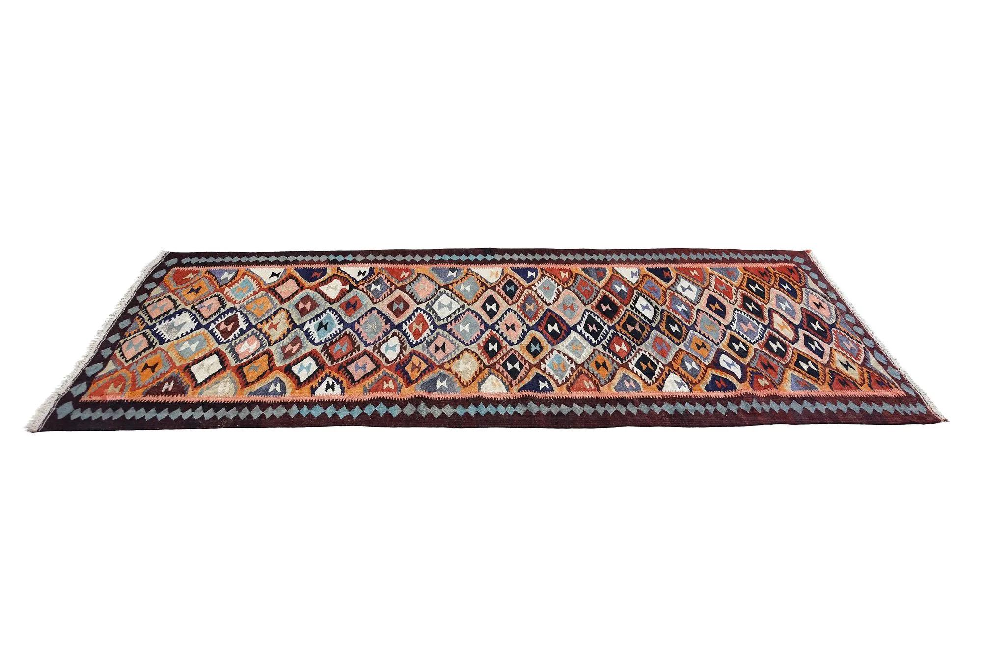 Entdecken Sie die Eleganz der türkischen Kilims mit Teppichen. Dieses exklusive Design, das mit viel Liebe zum Detail entworfen wurde, ist perfekt, um Ihren Raum zu verschönern.