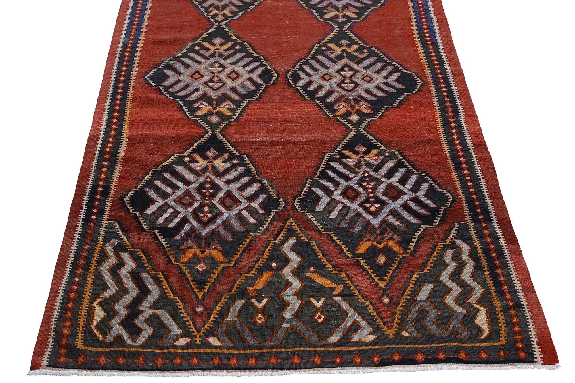 Entdecken Sie die Eleganz der türkischen Kilims mit Teppichen. Dieses exklusive Design, das mit viel Liebe zum Detail entworfen wurde, ist perfekt, um Ihren Raum zu verschönern.