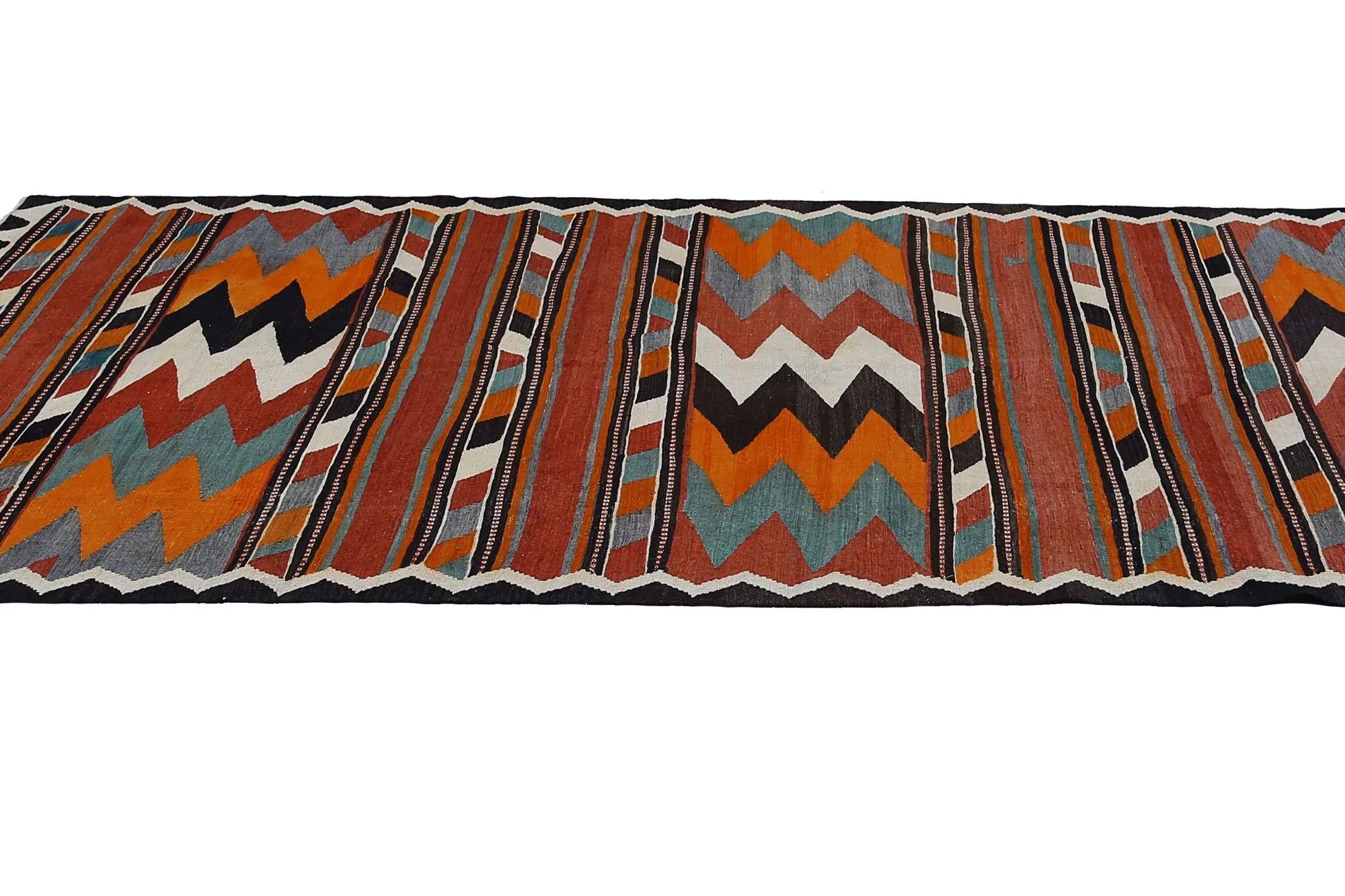 Entdecken Sie die Eleganz der türkischen Kilims mit Teppichen. Dieses exklusive Design, das mit viel Liebe zum Detail entworfen wurde, ist perfekt, um Ihren Raum zu verschönern.