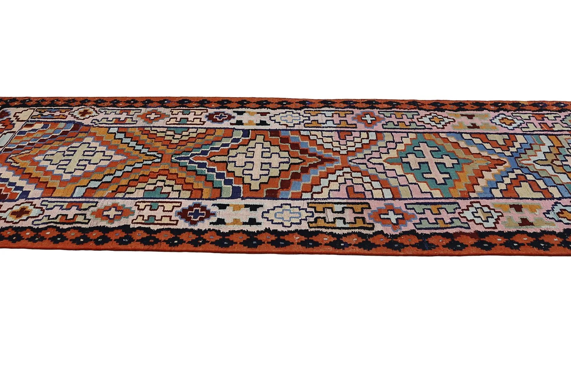 Découvrez l'élégance des tapis Rug & Kilim de Turquie. Conçu avec une attention méticuleuse aux détails, ce design exclusif est parfait pour mettre en valeur votre espace.