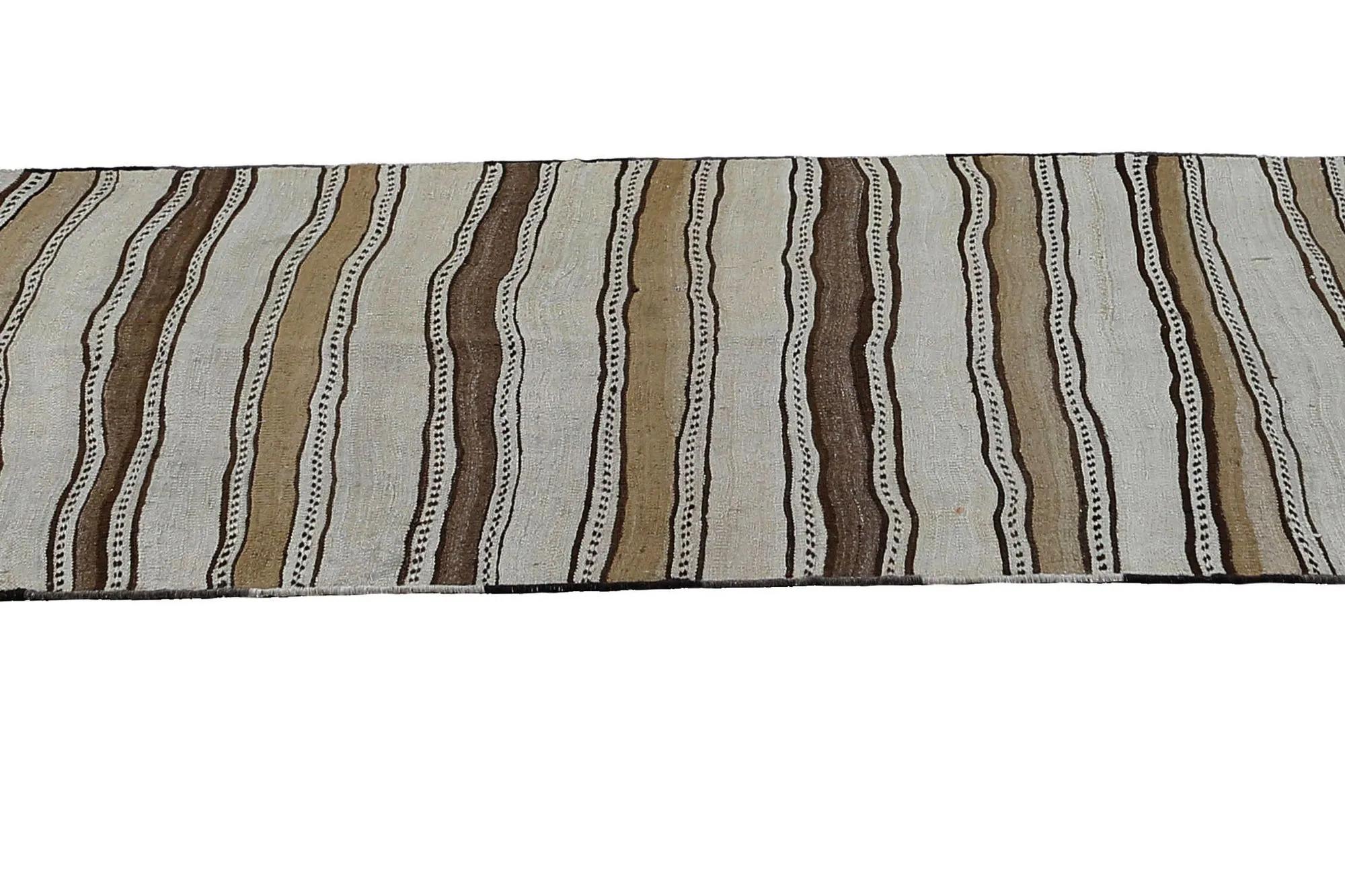 Scopri l'eleganza dei Rug & Kilim della Turchia. Progettato con una meticolosa attenzione ai dettagli, questo design esclusivo è perfetto per valorizzare il tuo spazio.
