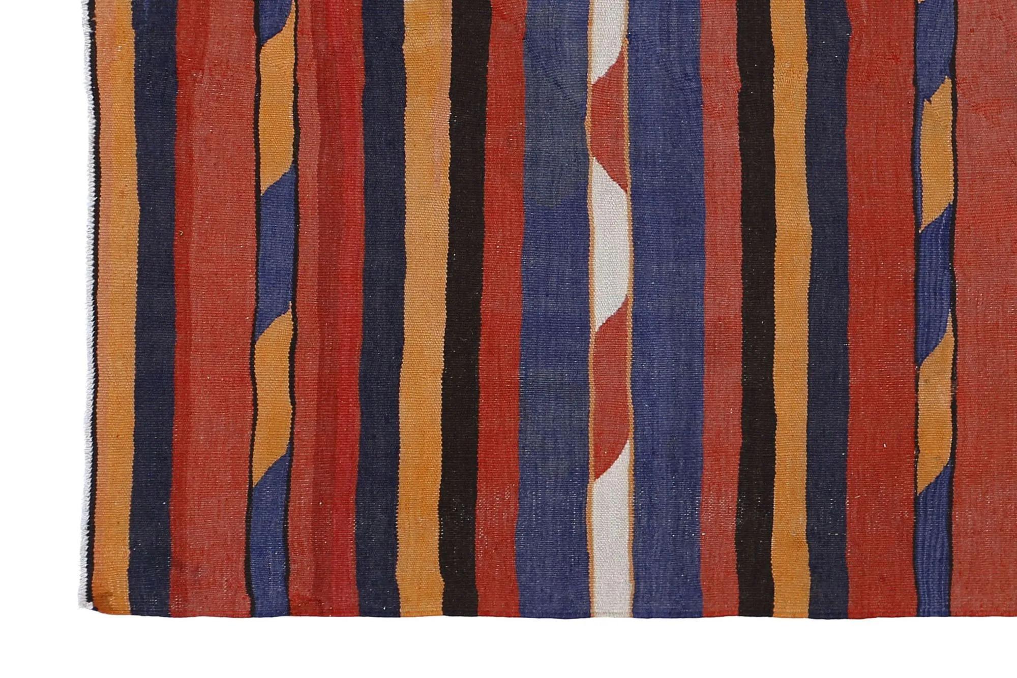 Scopri l'eleganza dei Rug & Kilim della Turchia. Progettato con una meticolosa attenzione ai dettagli, questo design esclusivo è perfetto per valorizzare il tuo spazio.