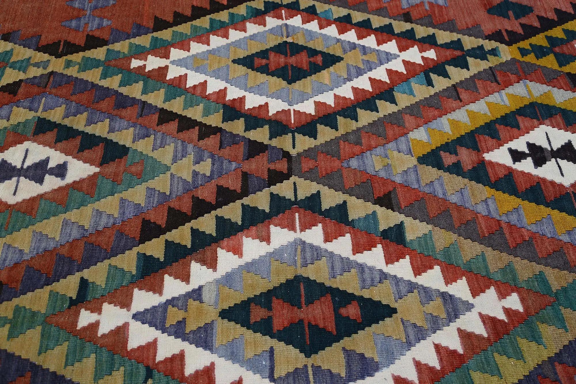 Entdecken Sie die Eleganz der türkischen Kilims mit Teppichen. Dieses exklusive Design, das mit viel Liebe zum Detail entworfen wurde, ist perfekt, um Ihren Raum zu verschönern.
