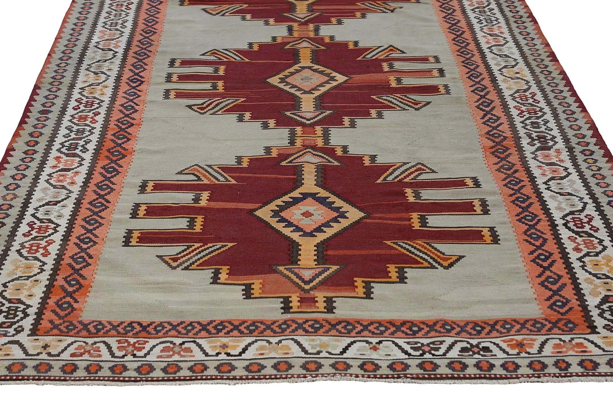 Scopri l'eleganza dei Rug & Kilim della Turchia. Progettato con una meticolosa attenzione ai dettagli, questo design esclusivo è perfetto per valorizzare il tuo spazio.