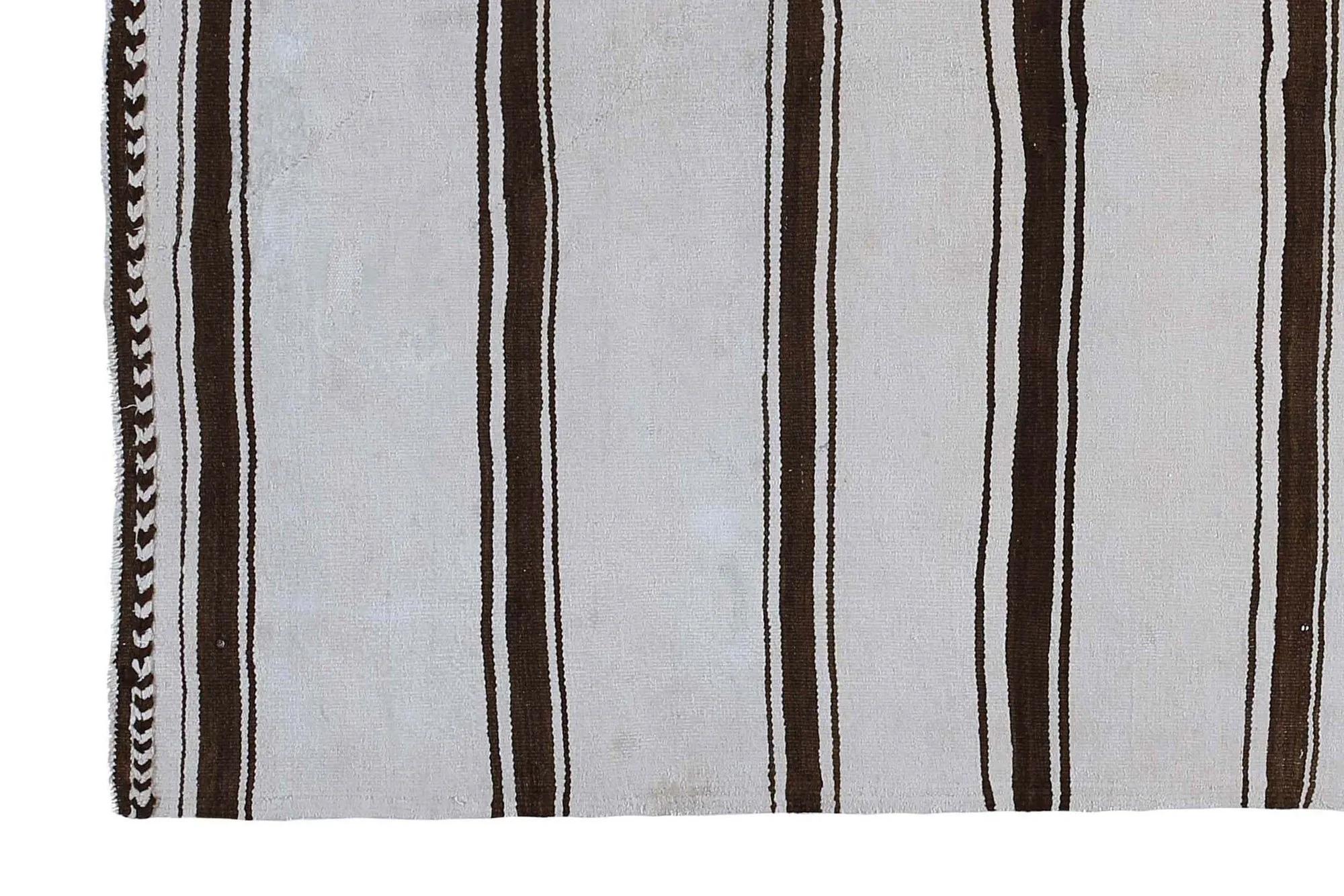 Scopri l'eleganza dei Rug & Kilim della Turchia. Progettato con una meticolosa attenzione ai dettagli, questo design esclusivo è perfetto per valorizzare il tuo spazio.