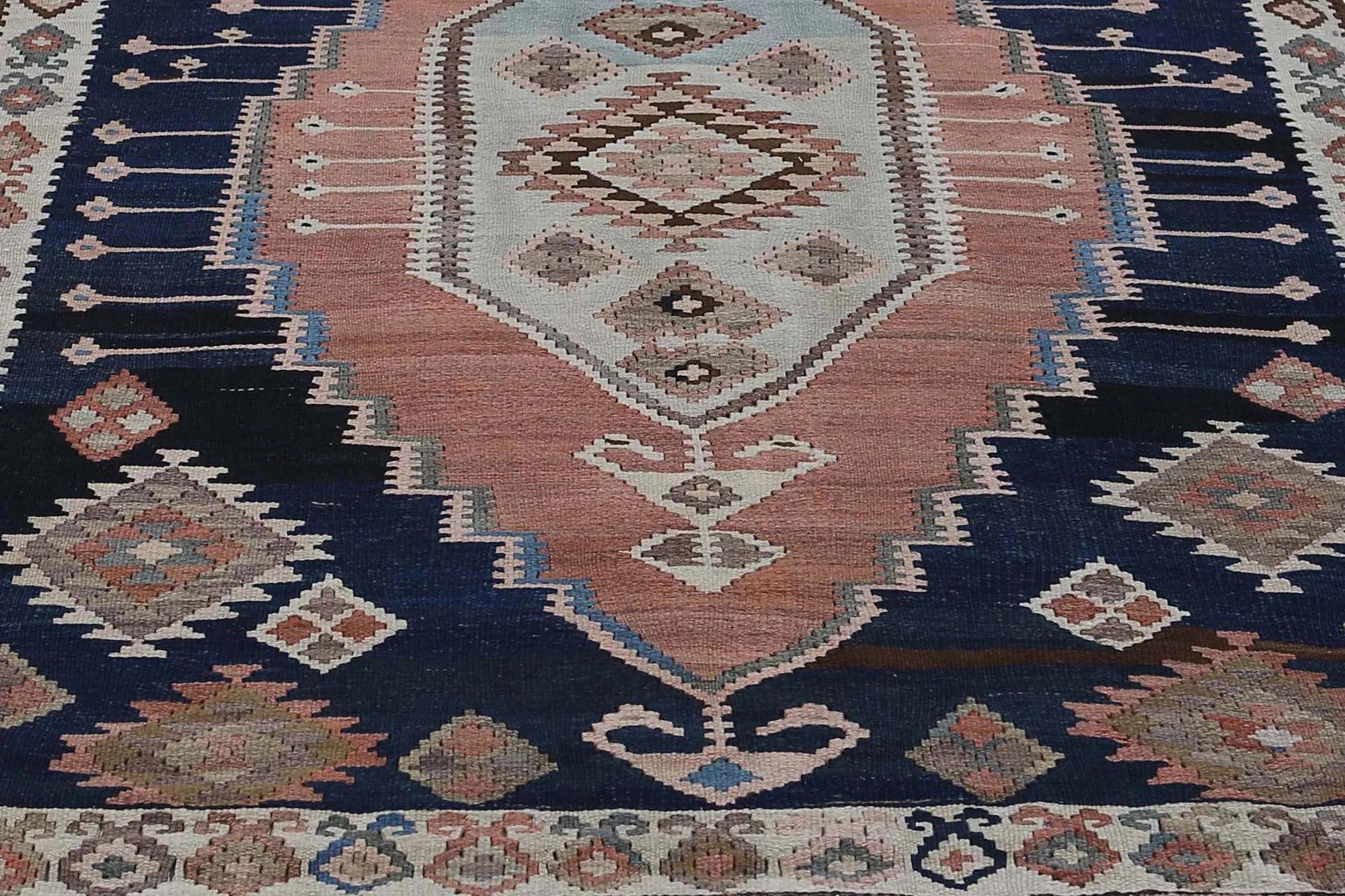 Entdecken Sie die Eleganz der türkischen Kilims mit Teppichen. Dieses exklusive Design, das mit viel Liebe zum Detail entworfen wurde, ist perfekt, um Ihren Raum zu verschönern.