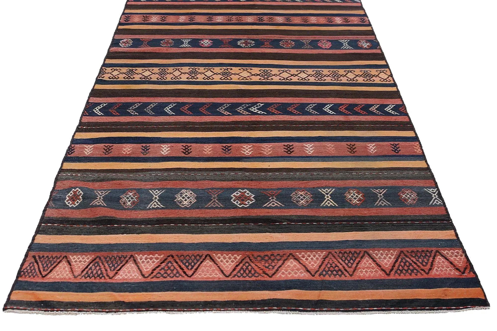 Entdecken Sie die Eleganz der türkischen Kilims mit Teppichen. Dieses exklusive Design, das mit viel Liebe zum Detail entworfen wurde, ist perfekt, um Ihren Raum zu verschönern.