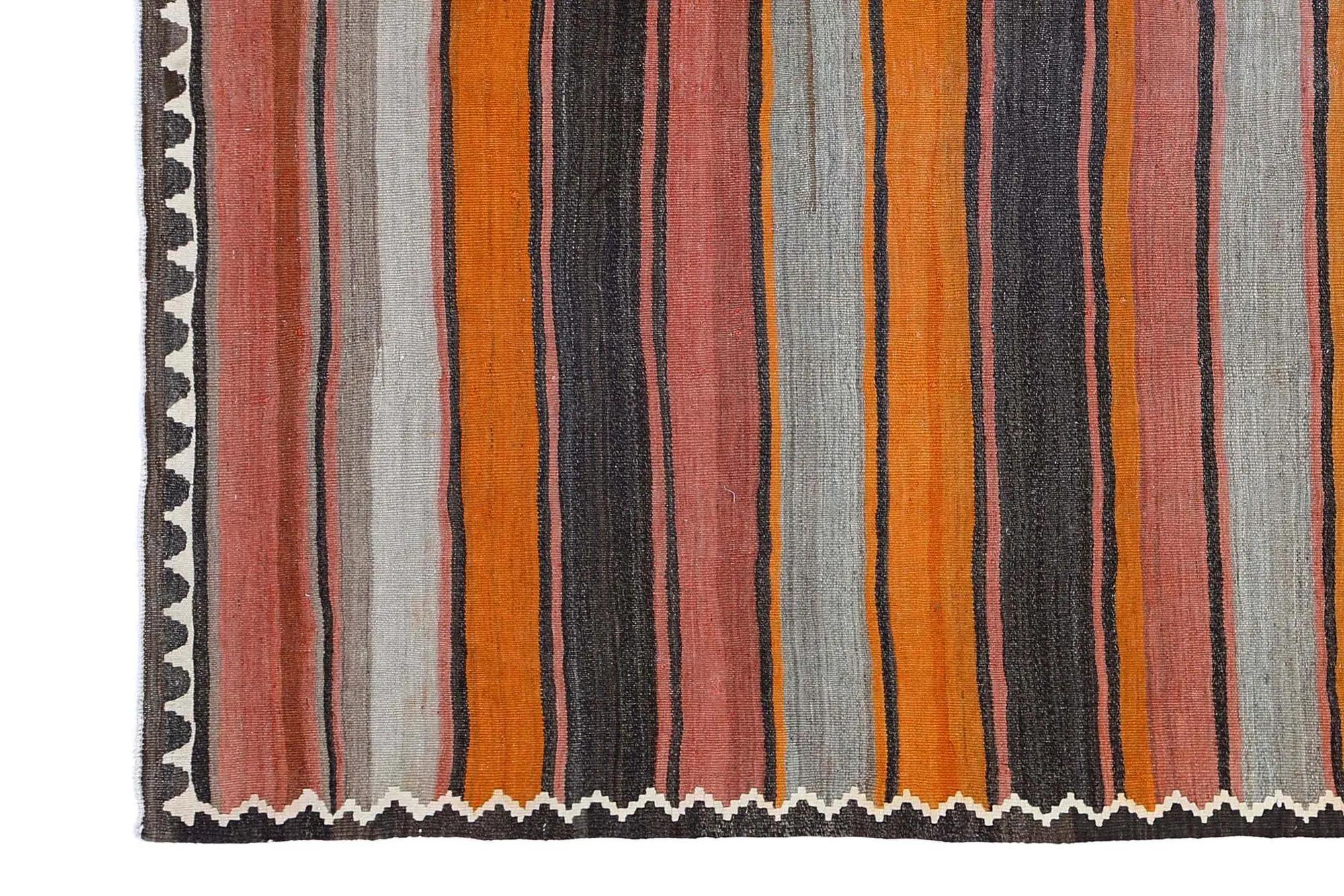 Entdecken Sie die Eleganz der türkischen Kilims mit Teppichen. Dieses exklusive Design, das mit viel Liebe zum Detail entworfen wurde, ist perfekt, um Ihren Raum zu verschönern.