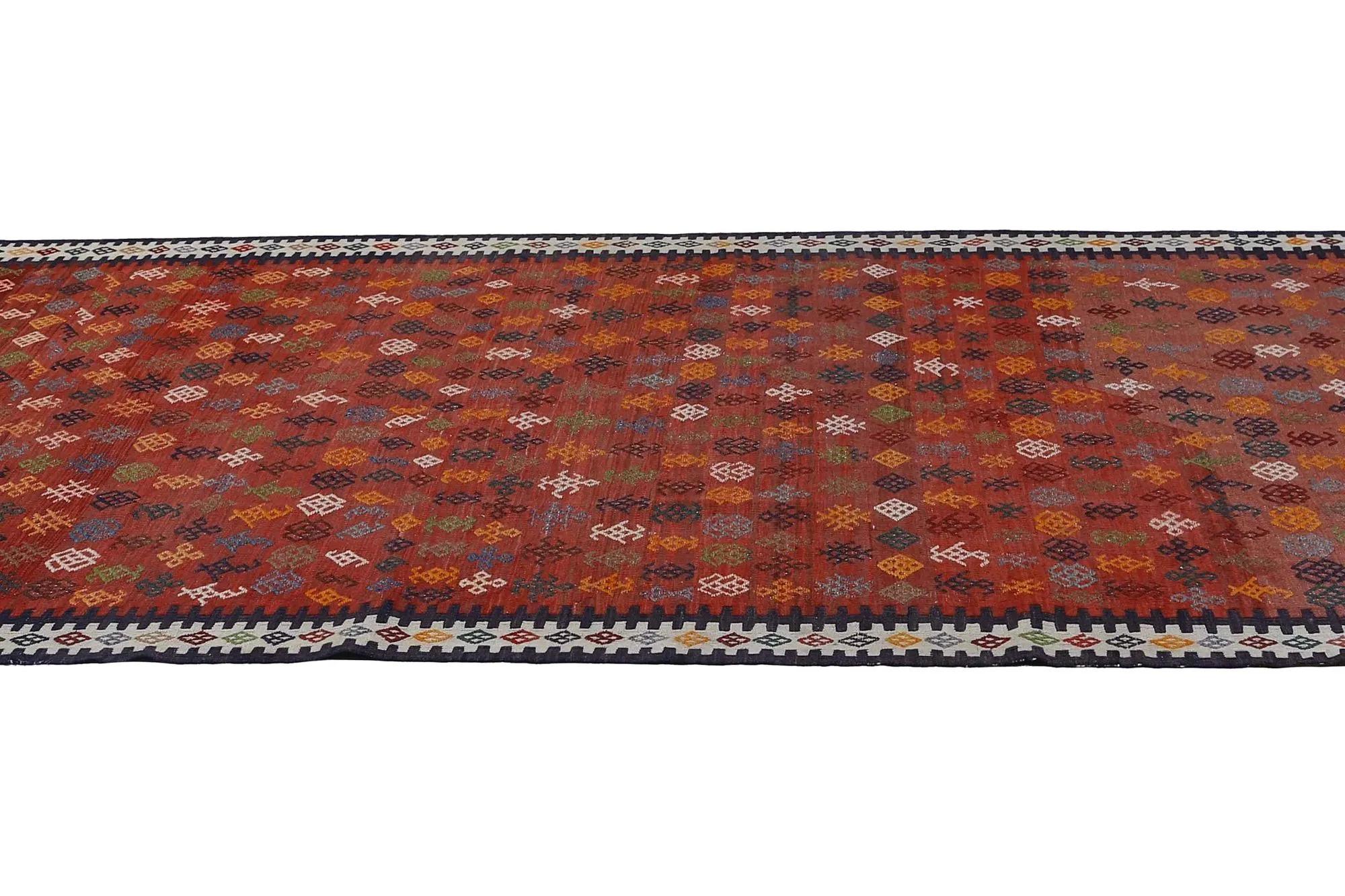 Découvrez l'élégance des tapis Rug & Kilim de Turquie. Conçu avec une attention méticuleuse aux détails, ce design exclusif est parfait pour mettre en valeur votre espace.