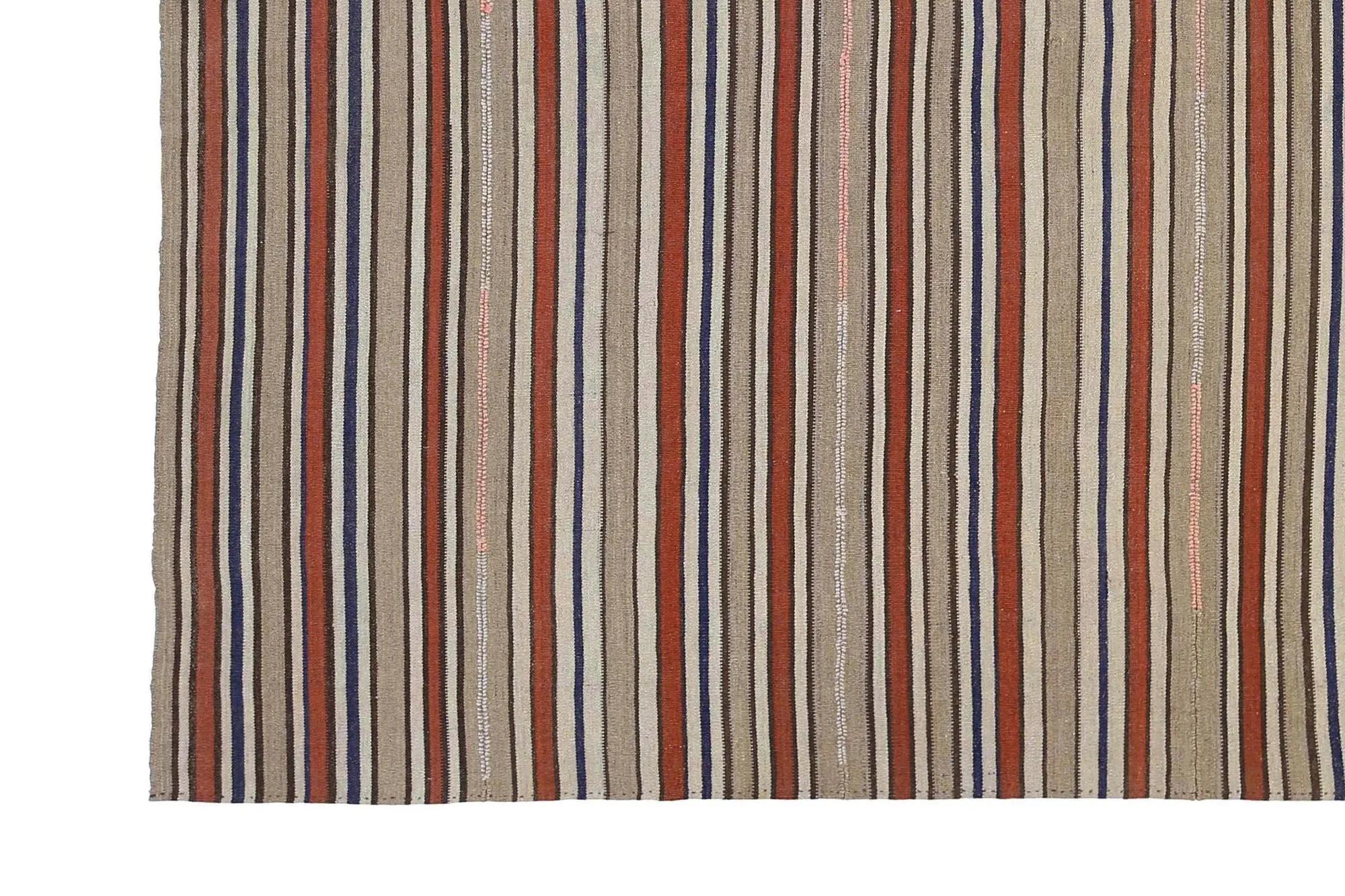 Entdecken Sie die Eleganz der türkischen Kilims mit Teppichen. Dieses exklusive Design, das mit viel Liebe zum Detail entworfen wurde, ist perfekt, um Ihren Raum zu verschönern.