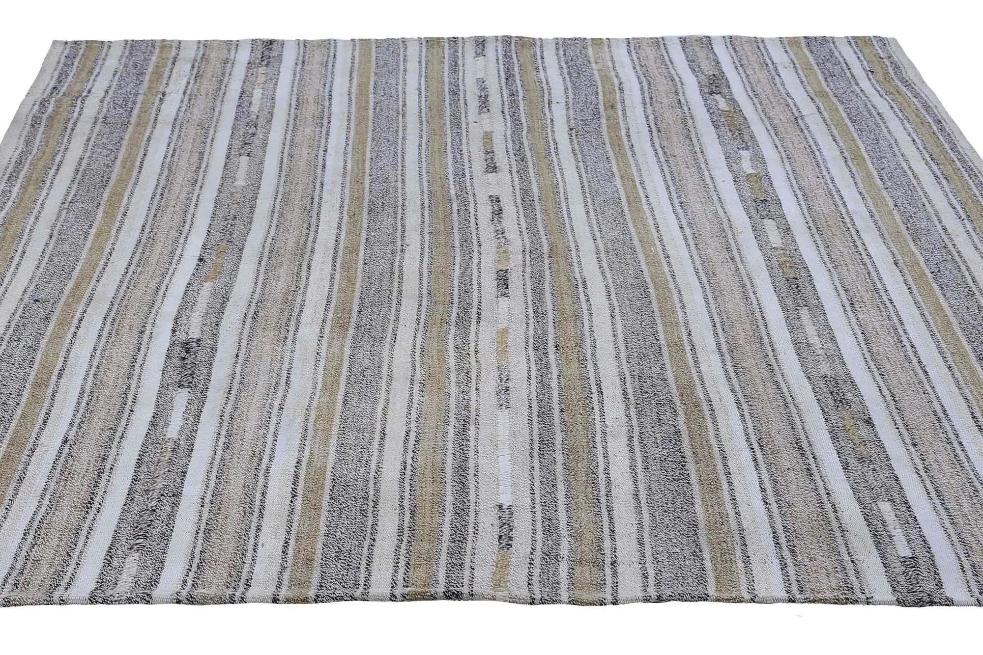 Scopri l'eleganza dei Rug & Kilim della Turchia. Progettato con una meticolosa attenzione ai dettagli, questo design esclusivo è perfetto per valorizzare il tuo spazio.