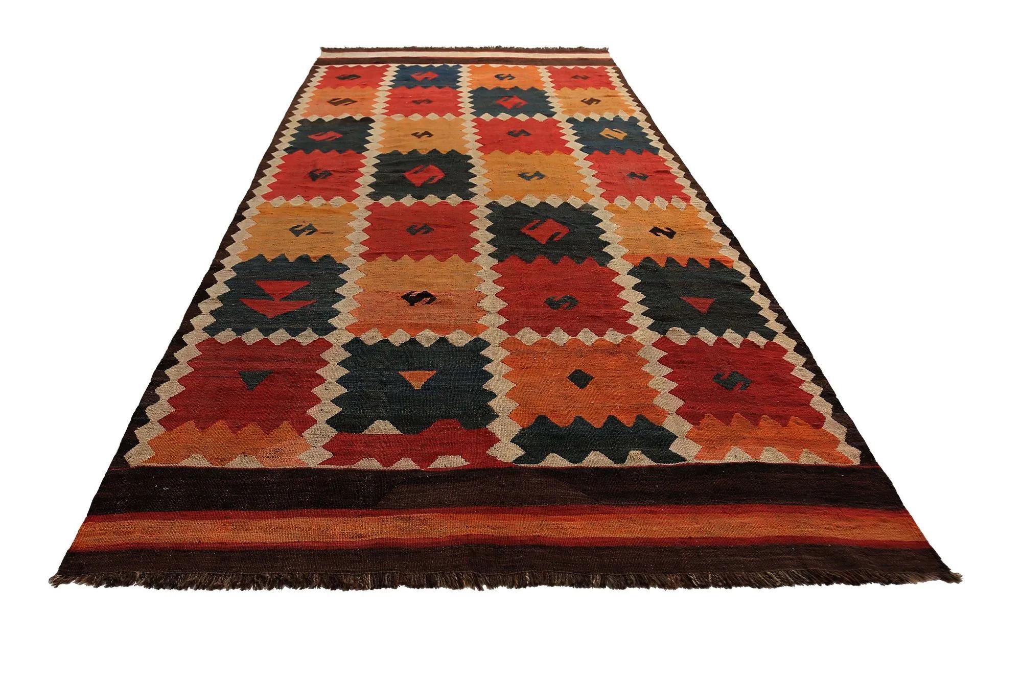 Entdecken Sie die Eleganz der türkischen Kilims mit Teppichen. Dieses exklusive Design, das mit viel Liebe zum Detail entworfen wurde, ist perfekt, um Ihren Raum zu verschönern.