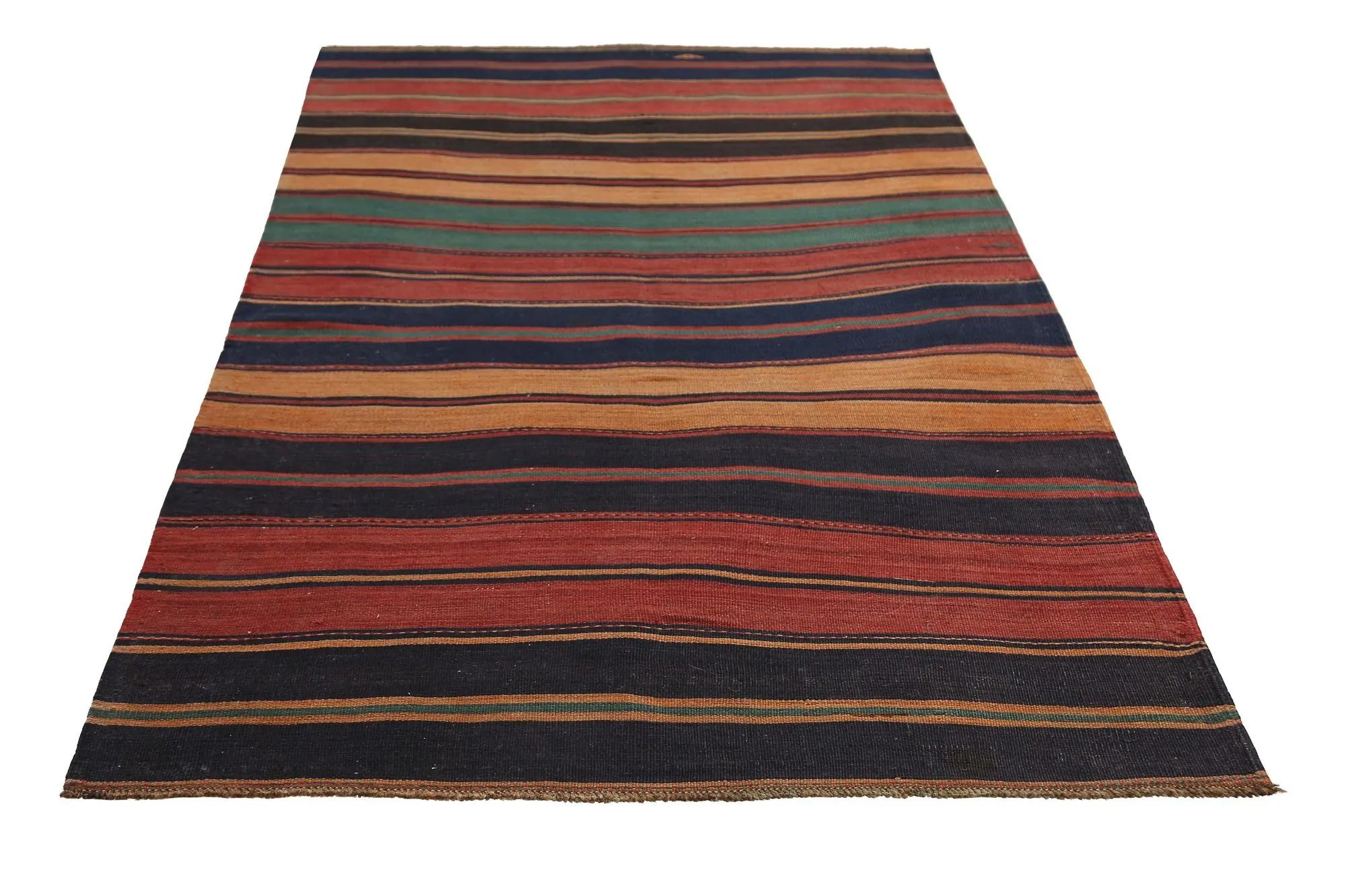 Entdecken Sie die Eleganz der türkischen Kilims mit Teppichen. Dieses exklusive Design, das mit viel Liebe zum Detail entworfen wurde, ist perfekt, um Ihren Raum zu verschönern.