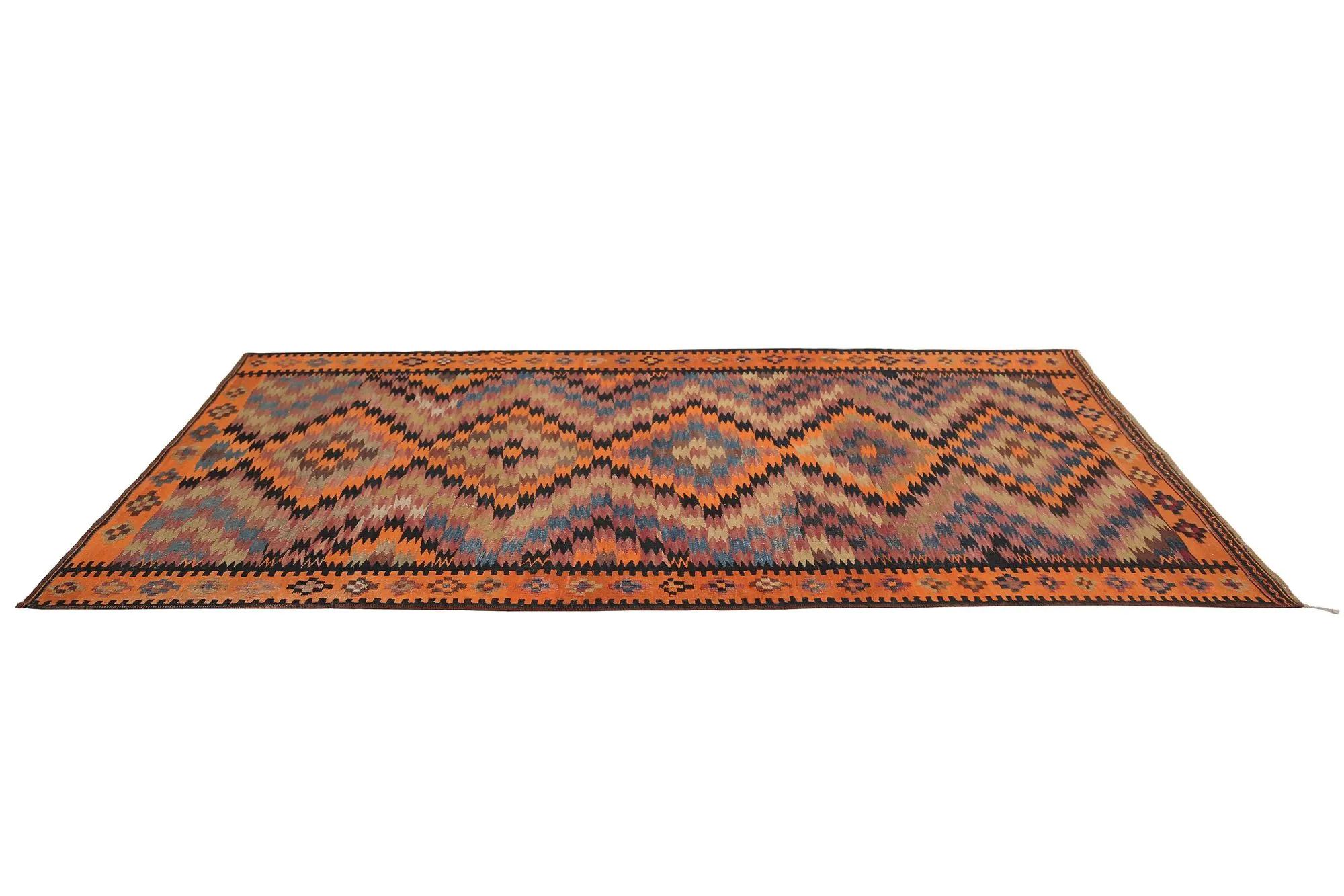Entdecken Sie die Eleganz der türkischen Kilims mit Teppichen. Dieses exklusive Design, das mit viel Liebe zum Detail entworfen wurde, ist perfekt, um Ihren Raum zu verschönern.