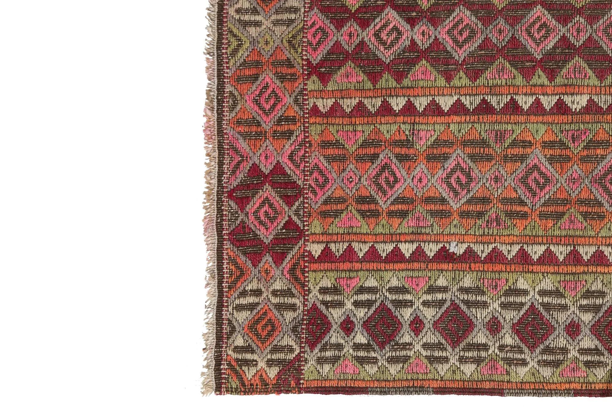 Entdecken Sie die Eleganz der türkischen Kilims mit Teppichen. Dieses exklusive Design, das mit viel Liebe zum Detail entworfen wurde, ist perfekt, um Ihren Raum zu verschönern.
