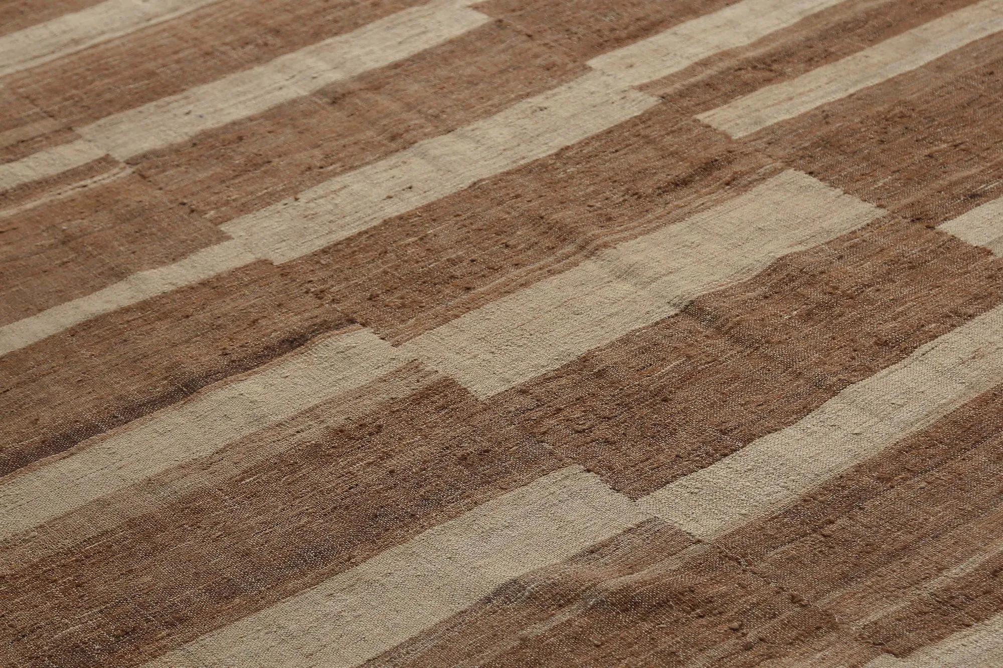 Entdecken Sie die Eleganz der türkischen Kilims mit Teppichen. Dieses exklusive Design, das mit viel Liebe zum Detail entworfen wurde, ist perfekt, um Ihren Raum zu verschönern.