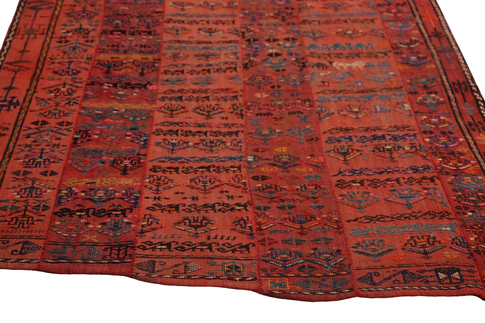 Découvrez l'élégance des tapis Rug & Kilim de Turquie. Conçu avec une attention méticuleuse aux détails, ce design exclusif est parfait pour mettre en valeur votre espace.
