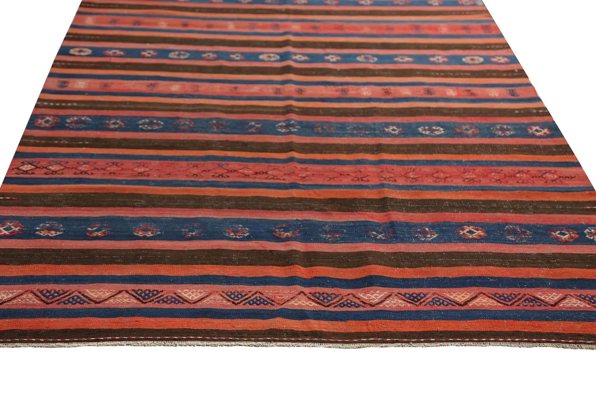 Entdecken Sie die Eleganz der türkischen Kilims mit Teppichen. Dieses exklusive Design, das mit viel Liebe zum Detail entworfen wurde, ist perfekt, um Ihren Raum zu verschönern.