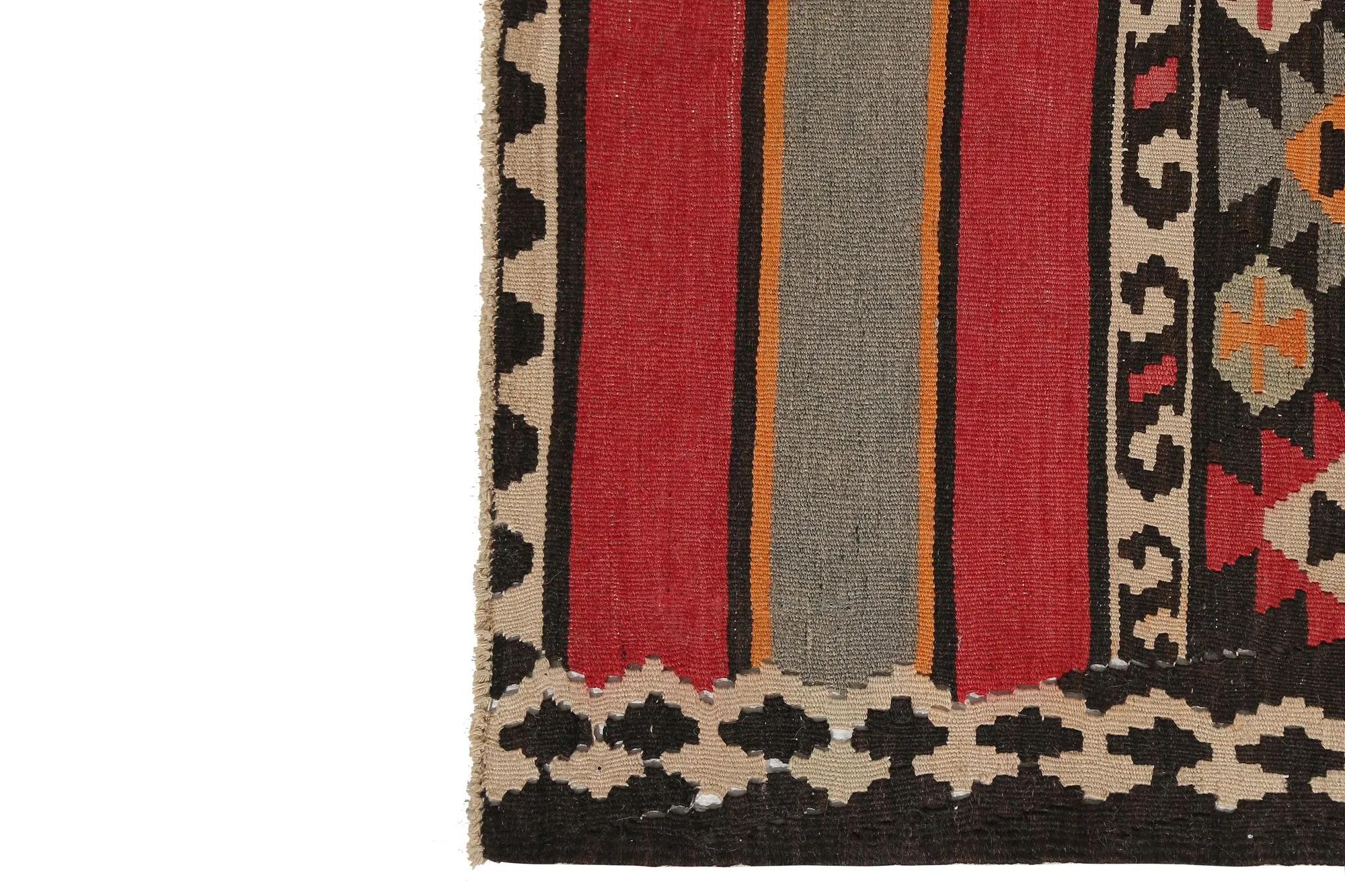 Entdecken Sie die Eleganz der türkischen Kilims mit Teppichen. Dieses exklusive Design, das mit viel Liebe zum Detail entworfen wurde, ist perfekt, um Ihren Raum zu verschönern.