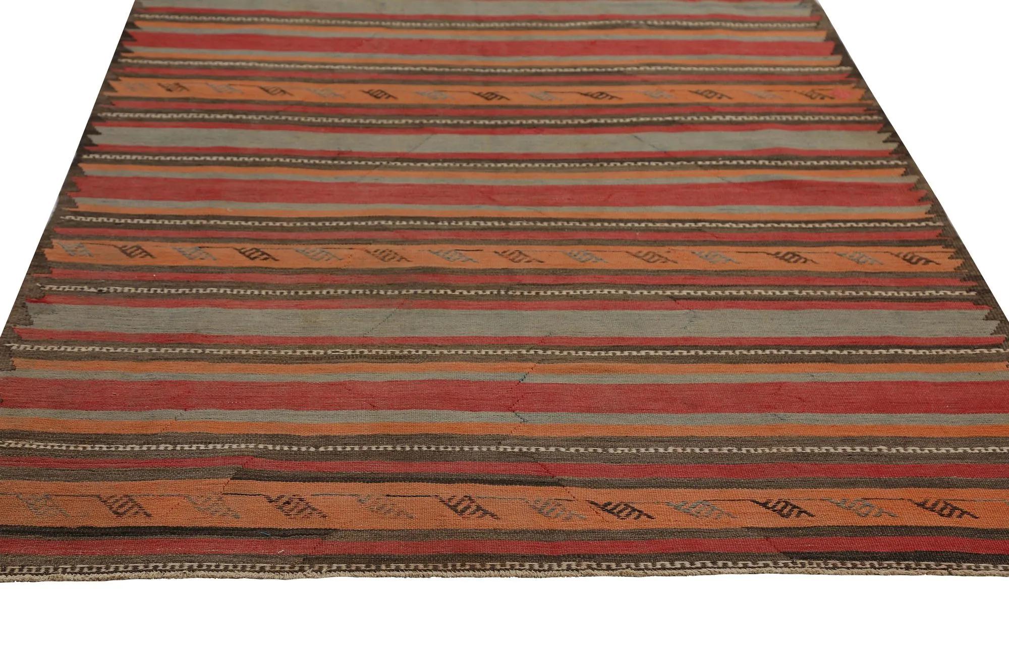 Scopri l'eleganza dei Rug & Kilim della Turchia. Progettato con una meticolosa attenzione ai dettagli, questo design esclusivo è perfetto per valorizzare il tuo spazio.